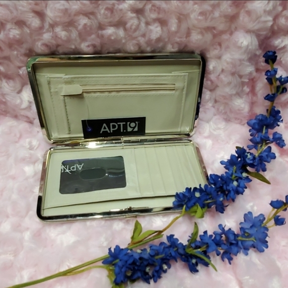 🌹2/$10 White/Cream Color Apt 9 Wallet - Picture 2 of 2